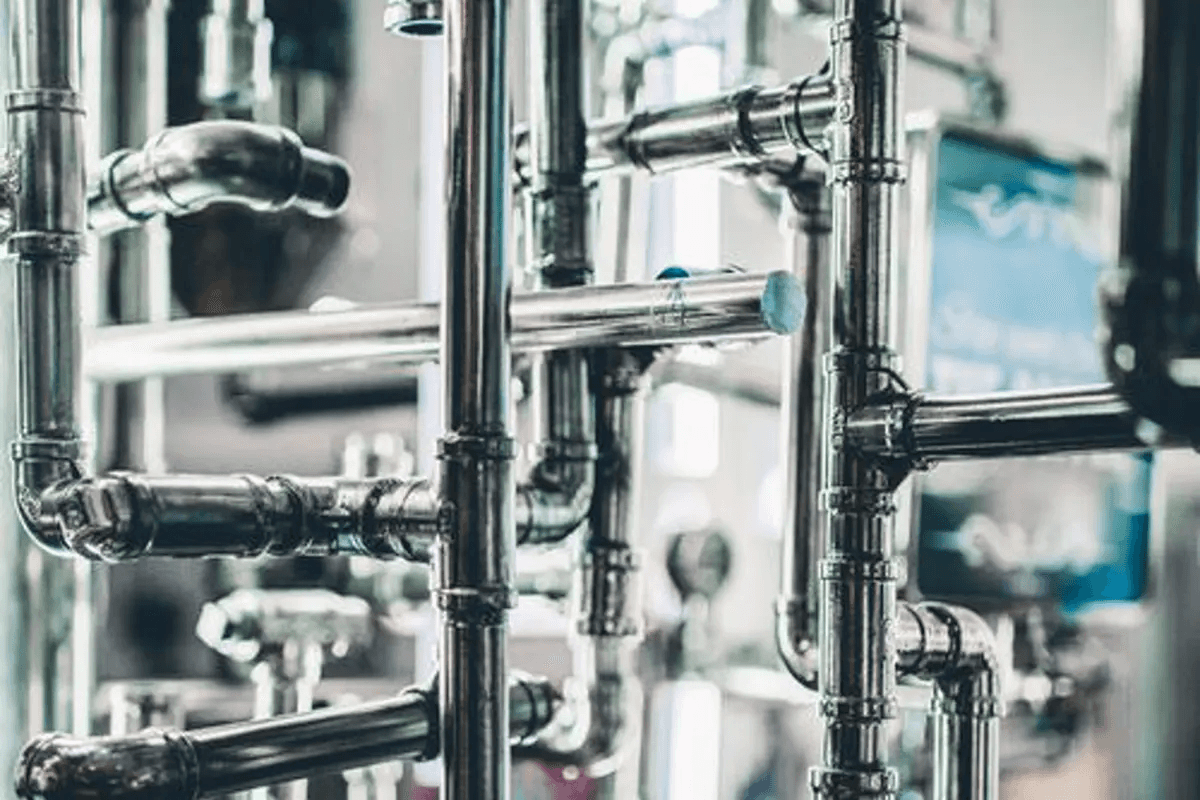 Тръби от неръждаема стомана в индустриална среда